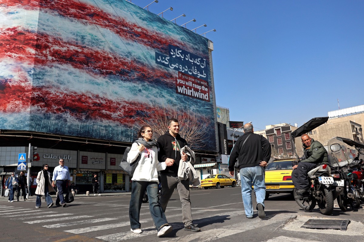 لوحة إعلانية مناهضة للولايات المتحدة تم تركيبها على مبنى في أحد شوارع طهران. (أ ف ب)