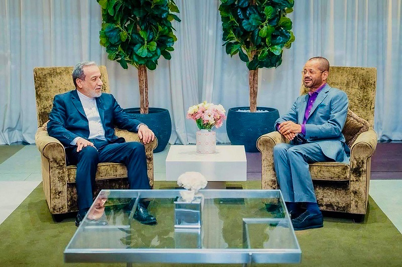 وزير الخارجية الإيراني عباس عراقجي يعقد اجتماعا مع وزير الخارجية العماني بدر البوسعيدي في جنيف، (أ ف ب).