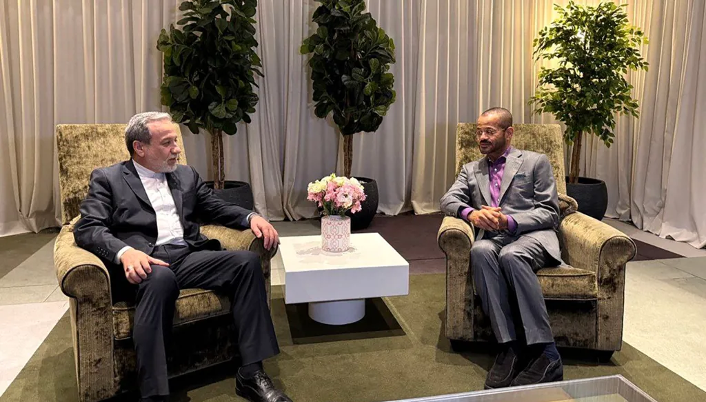 وزير الخارجية الإيراني عباس عراقجي (يسار) مع وزير الخارجية العماني بدر البوسعيدي خلال اجتماعهما في جنيف. (أ ف ب)