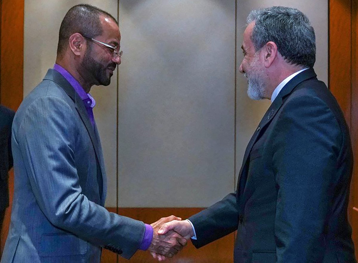 لقاء عراقجي والبورسعيدي في جنيف (أ ف ب).