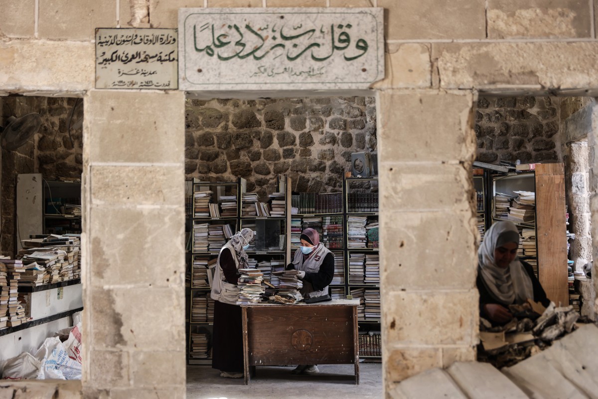 داخل مكتبة المسجد العمري الكبير في غزة. (أ ف ب)