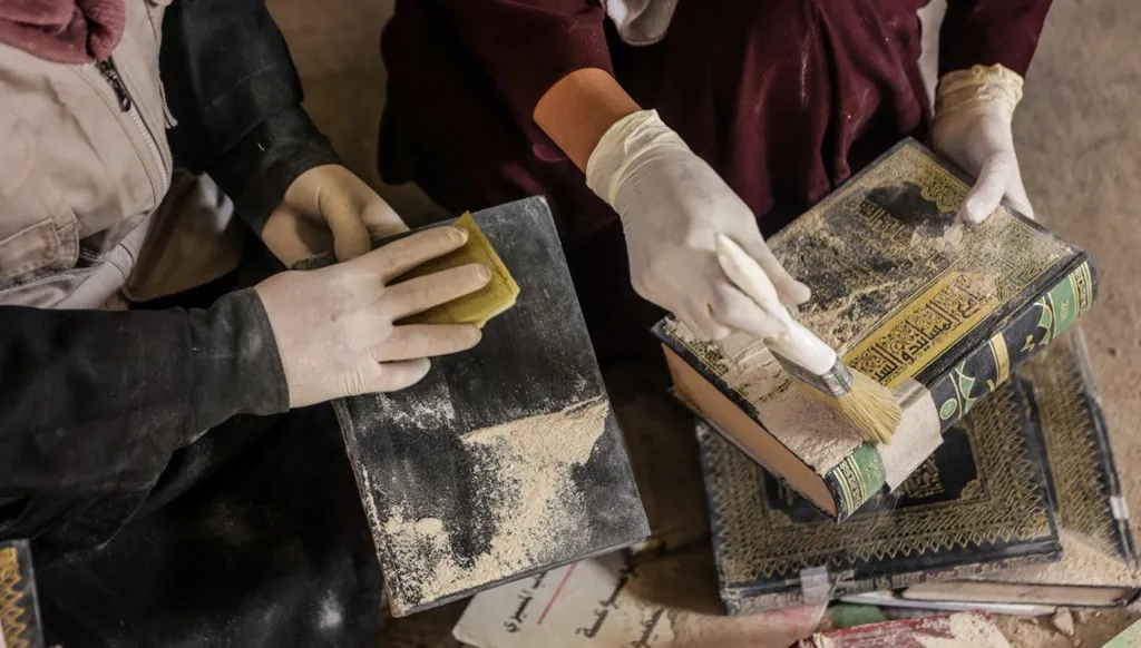 20 ألف كتاب تحت الركام... معركة إنقاذ ذاكرة غزة في مكتبة المسجد العمري