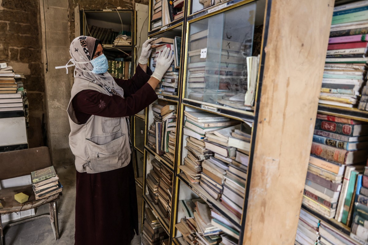 لم ينجُ سوى ثلاثة أو أربعة آلاف كتاب فقط. (أ ف ب)