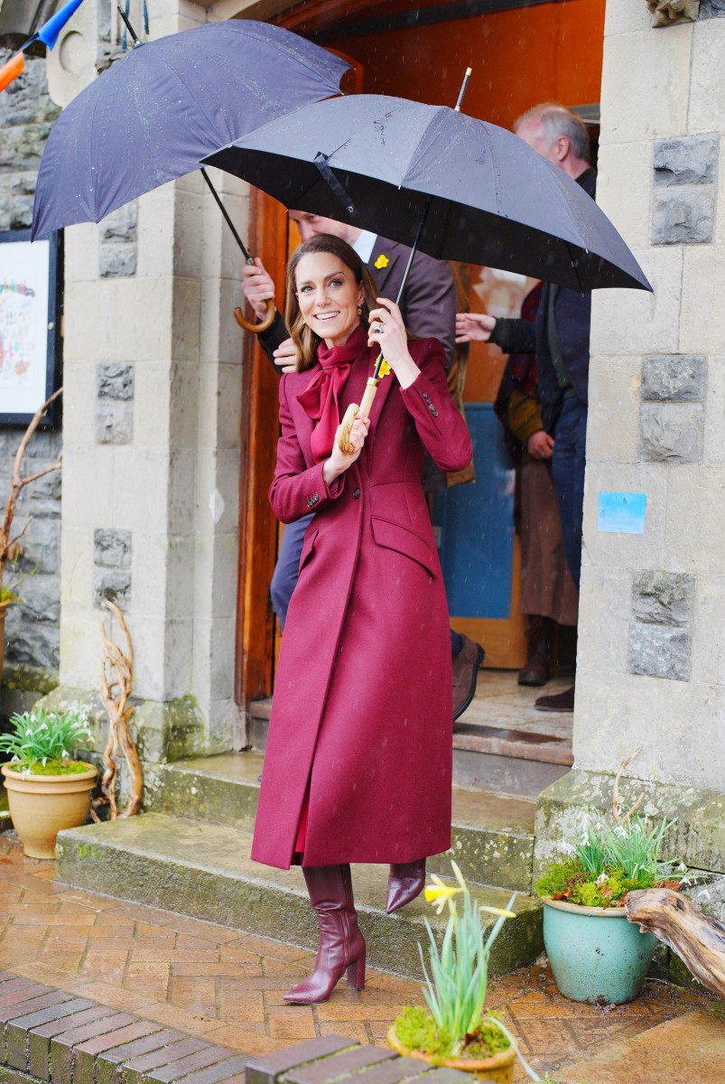 كيت ميدلتون بالمعطف البرغندي المكرر في ويلز (أ.ف.ب)