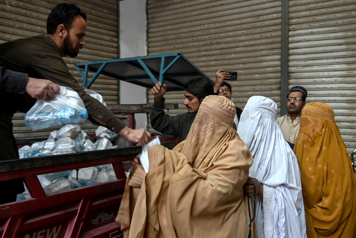 مواطنون في باكستان. (أ ف ب)