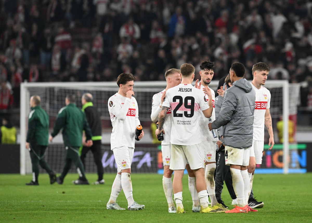 لاعبو شتوتغارت يحتفلون بالتأهل. (أ ف ب)