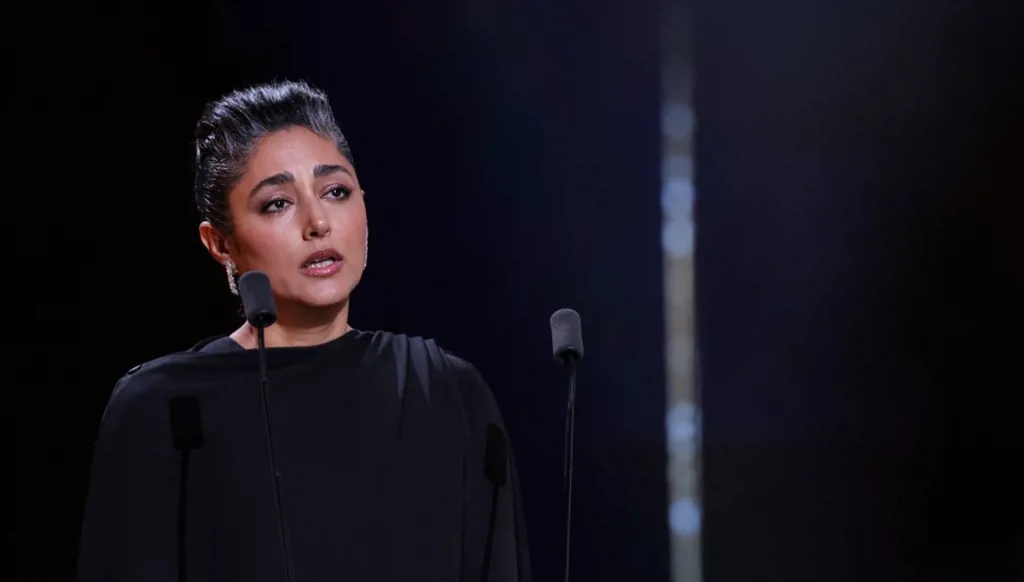 بالفيديو- صرخة غولشيفته فراهاني المدوّية في باريس من أجل حرية إيران