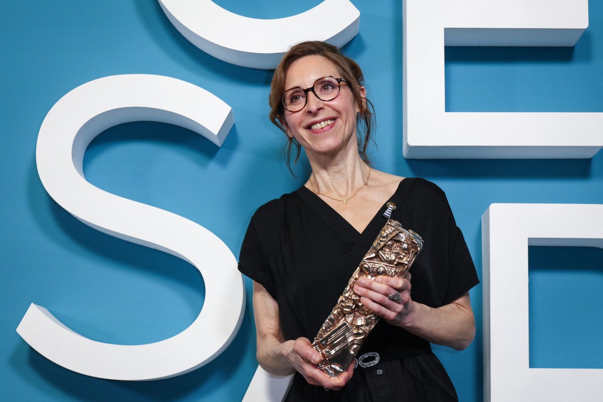 المخرجة الفرنسية كارين تارديو الفائزة بجائزة أفضل فيلم عن “الارتباط”. (أ ف ب)