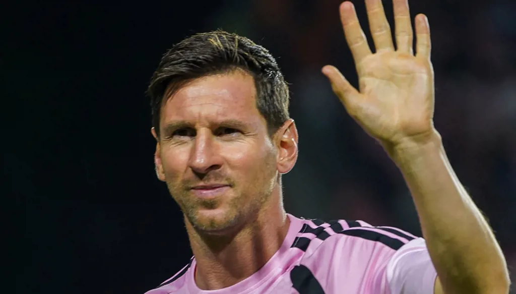 الحكم يعانق ميسي قبل انطلاق مباراة إنتر ميامي! (فيديو)