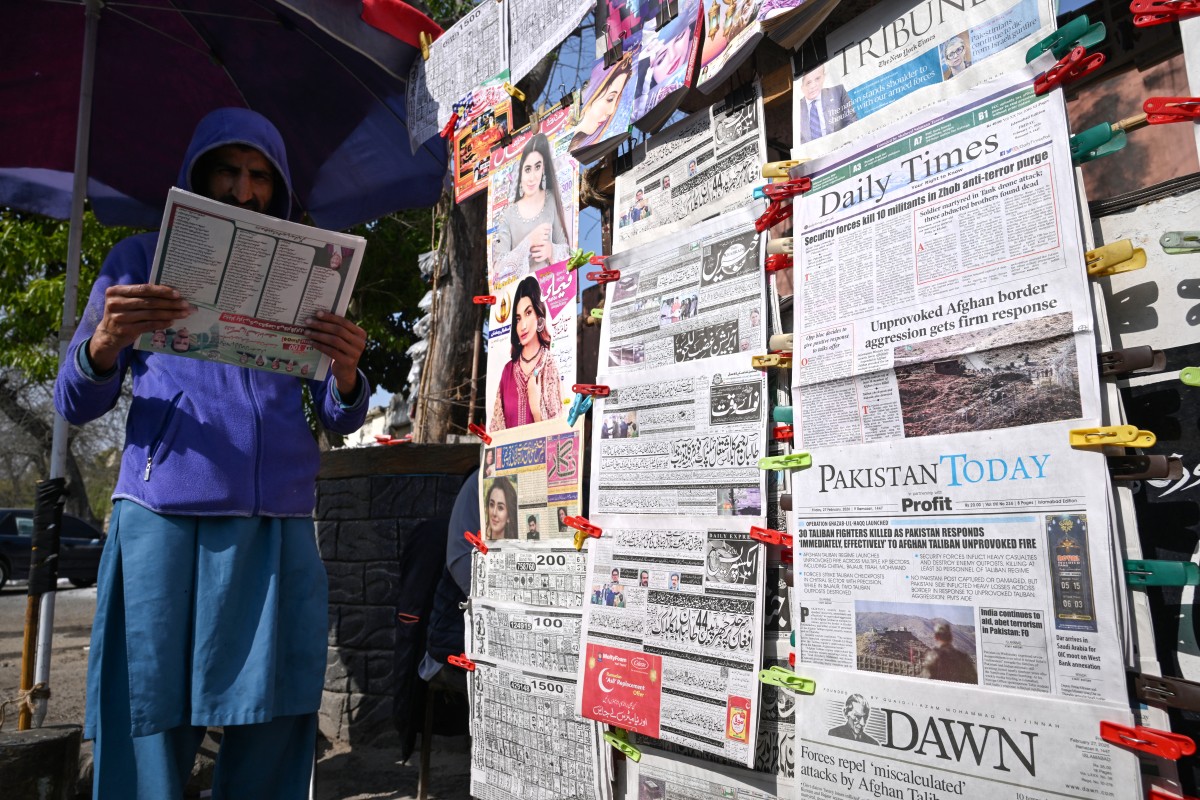 صحف في إسلام أباد (أ ف ب).