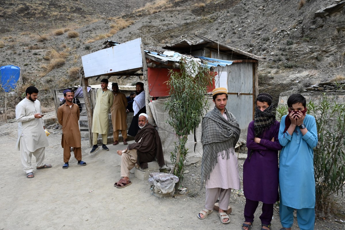 سكان أثناء الغارات الجوية الباكستانية بالقرب من حدود تورخام بين أفغانستان وباكستان (أ ف ب)