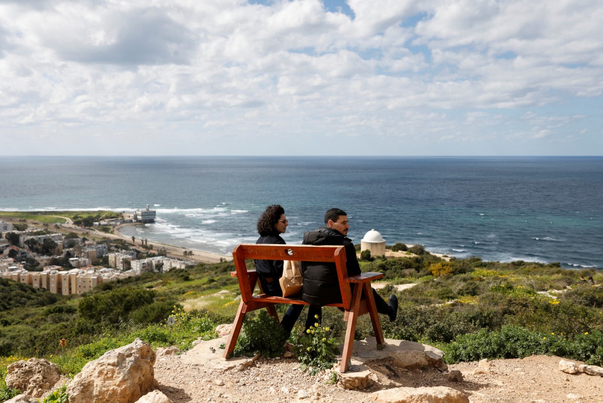 إسرائيليون يراقبون البحر الأبيض المتوسط ​​من نقطة مراقبة في مدينة حيفا شمال إسرائيل