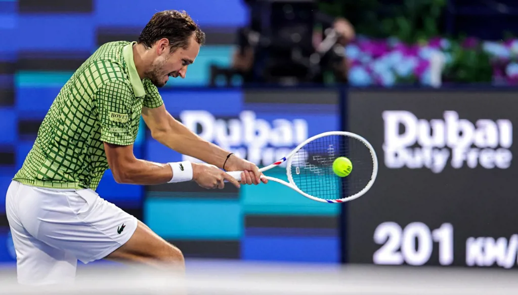 مدفيديف يهيمن على أوجيه-ألياسيم ويقترب من لقب ثانٍ في دبي