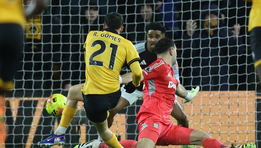 متذيل الدوري يلدغ الثالث... مفاجأة مدوية تقلب حسابات القمة في إنكلترا