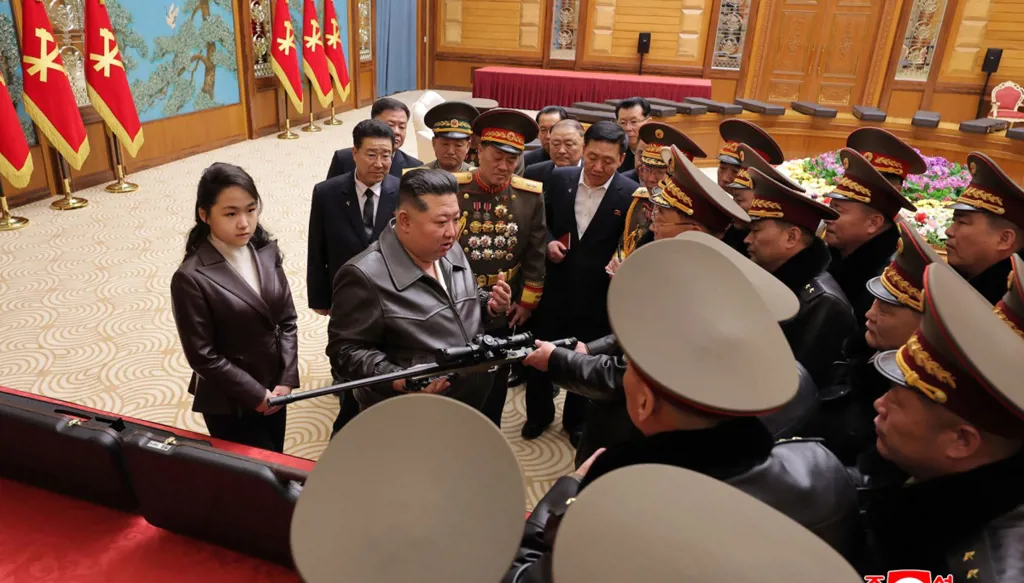 بالصور- زعيم كوريا الشمالية يهدي كبار المسؤولين بنادق قناصة!