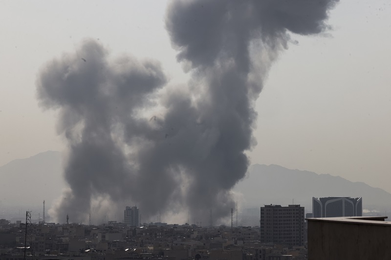 عمود من الدخان يتصاعد عقب انفجار في طهران، (ا ف ب).