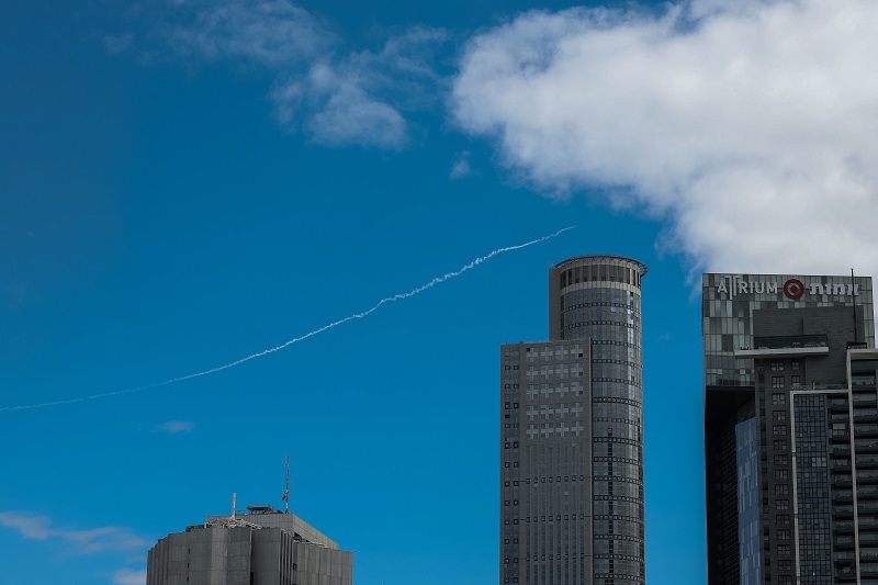 أثر صاروخ من نظام الدفاع الصاروخي الإسرائيلي في تل ابيب، (أ ف ب).