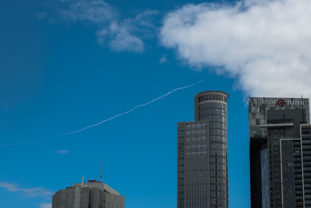 أثر صاروخ من نظام الدفاع الصاروخي الإسرائيلي ”القبة الحديدية“ شوهد في تل أبيب في 28 فبراير 2026. (أ ف ب)