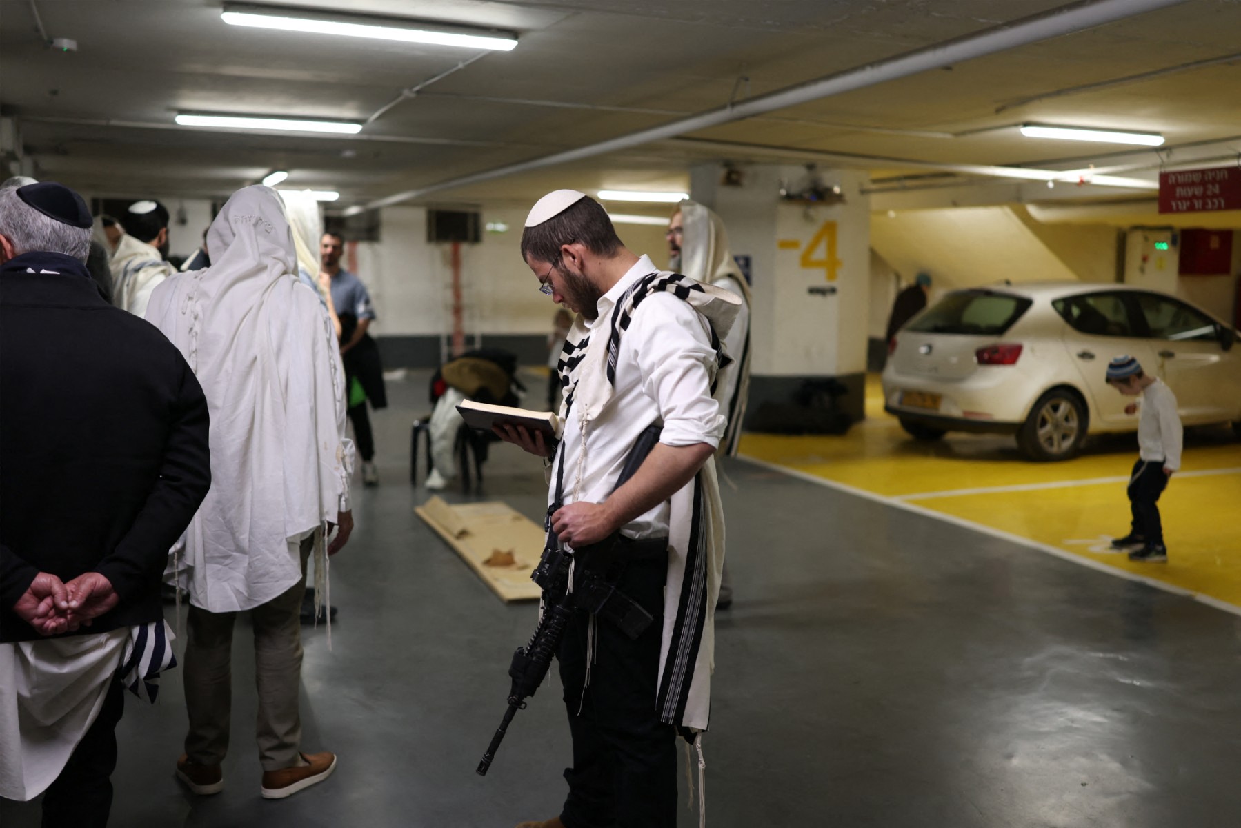 إسرائيليون في الملاجئ (أ ف ب).