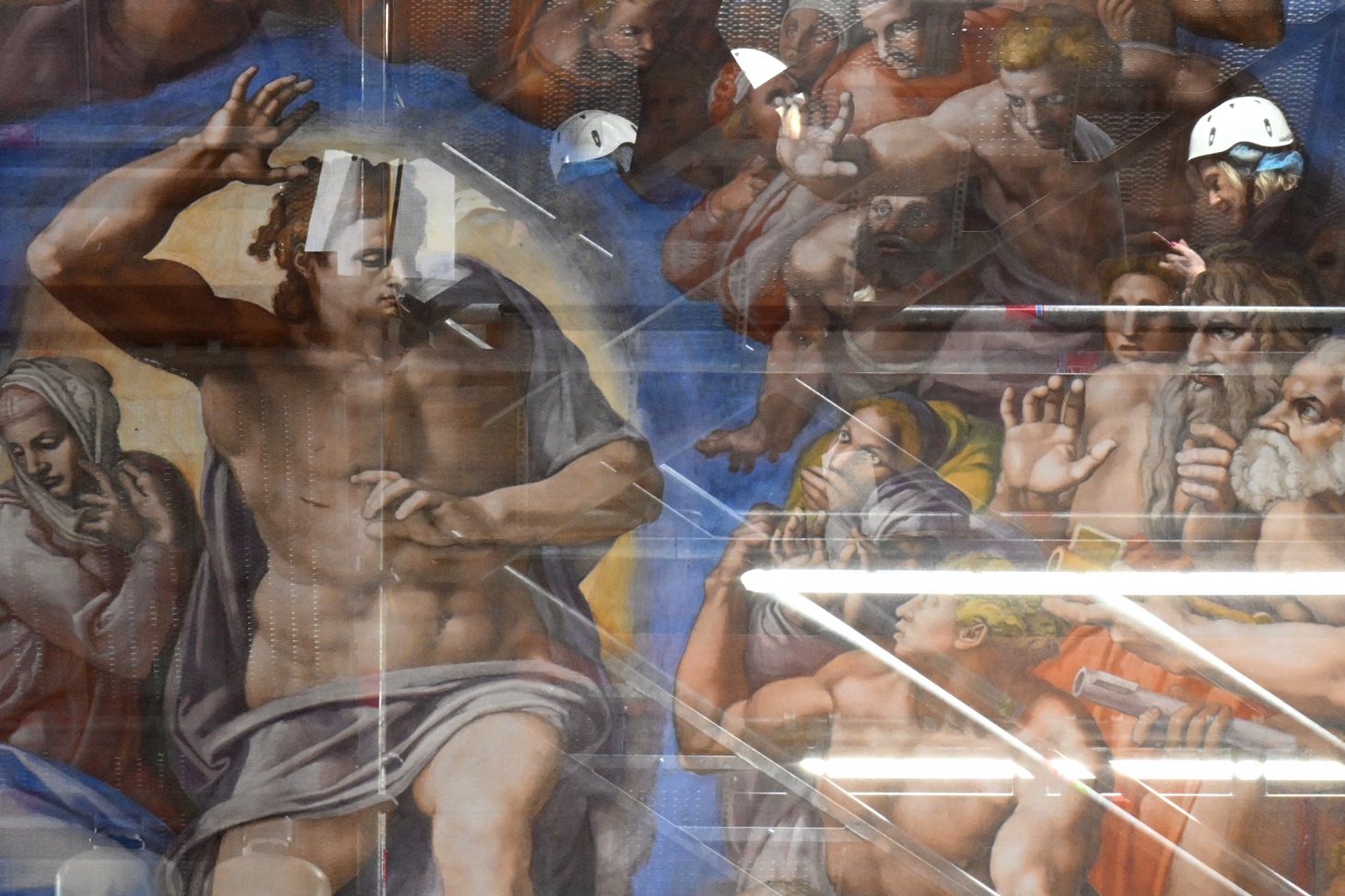  لوحة محاكية للأصل تغطّي السقالات الضخمة. (أ ف ب)