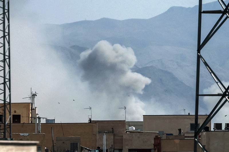 عمود من الدخان يتصاعد عقب انفجار تم الإبلاغ عنه في طهران، (أ ف ب).