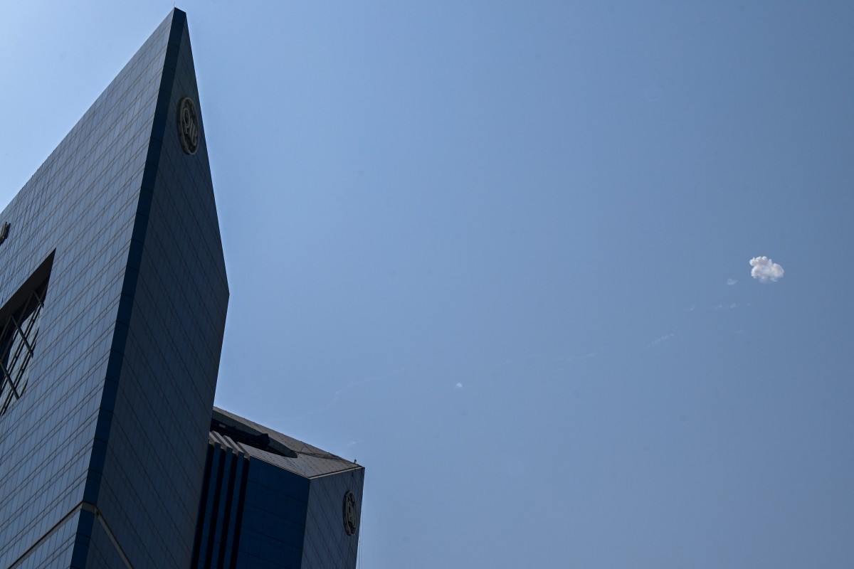 صاروخ إيراني في أجواء قطر (أ ف ب).