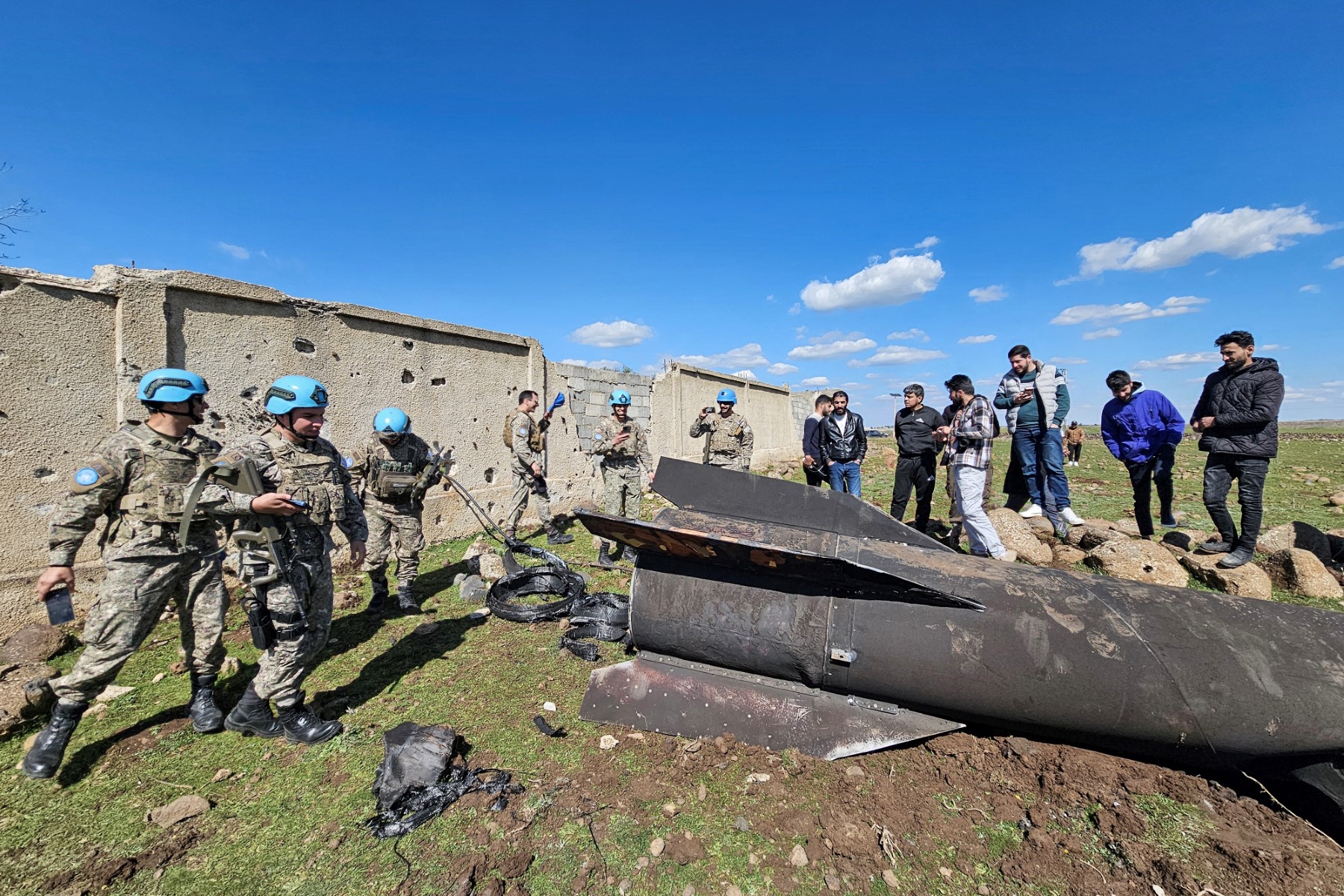 سقوط شظايا صاروخ إيراني في القنيطرة (أ ف ب).