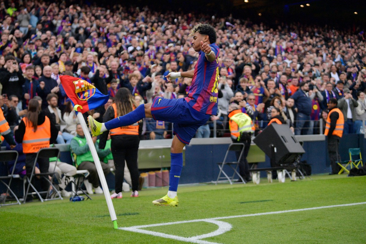 لامين يامال يحتفل بأحد أهدافه في مرمى فياريال. (أ ف ب)