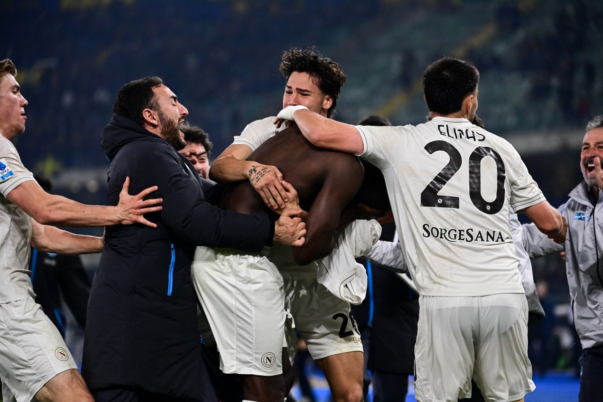 نابولي يحتفل بالفوز. (أ ف ب)