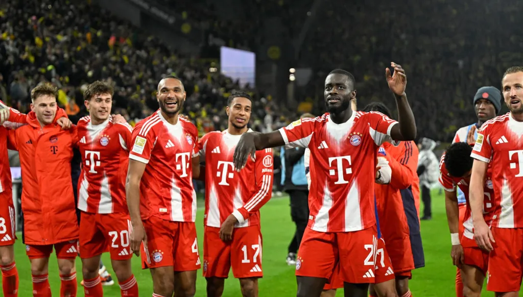 بايرن ميونيخ يُسقط دورتموند في مباراة ماراثونية ويُحلق في الصدارة (فيديو)