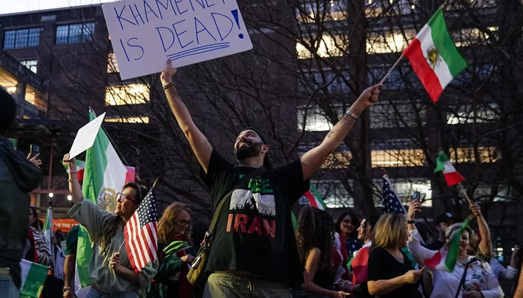 بعد مقتل خامنئي... الشعب الإيراني متروك لمصيره؟