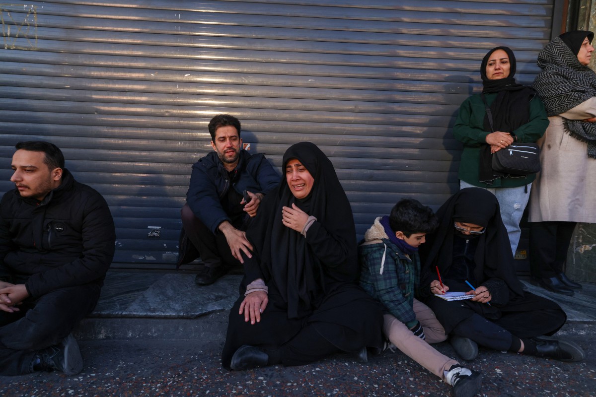 الناس ينعون وفاة المرشد الأعلى الإيراني، آية الله علي خامنئي (أ ف ب). 