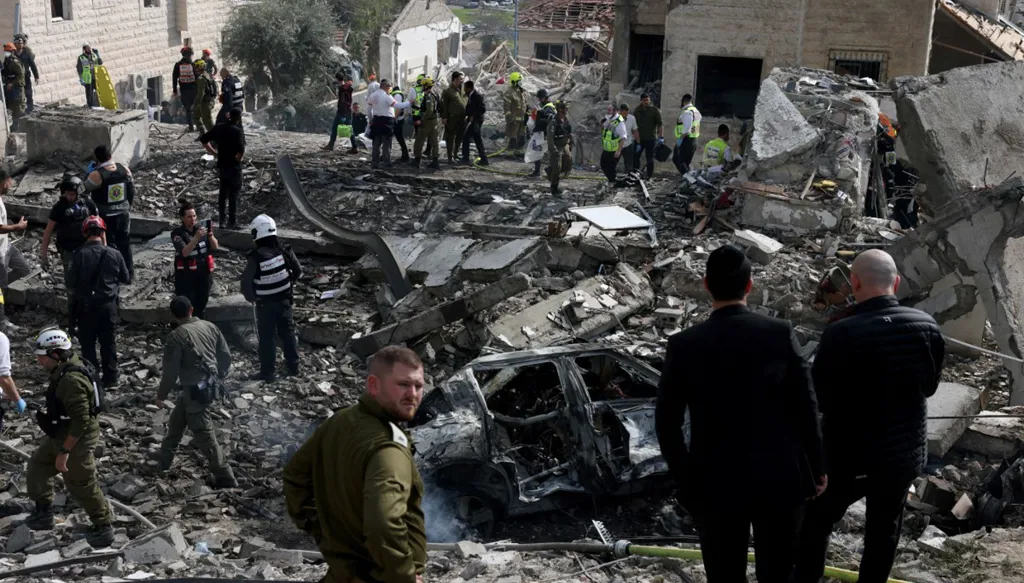 موقع هجوم صاروخي إيراني بالقرب من بيت شيمش، غرب القدس. (أ ف ب)