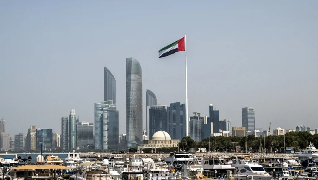 الإمارات الواثقة من تجاوز الصدمة تدعو إلى منع توسّع الحرب