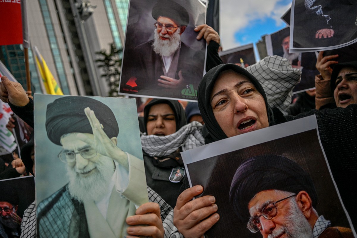 رفع صورة خامنئي (أ ف ب).