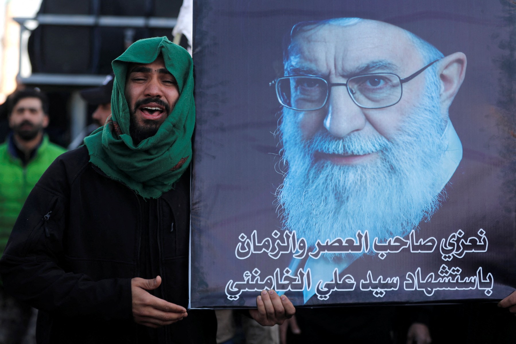 صورة لخامنئي في بغداد. (أ ف ب)