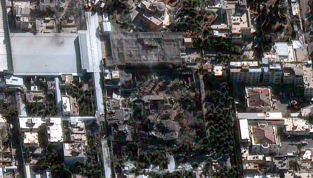 ماذا نعرف عن "العصفور الأزرق" الذي يُرجّح أنه قتل خامنئي؟