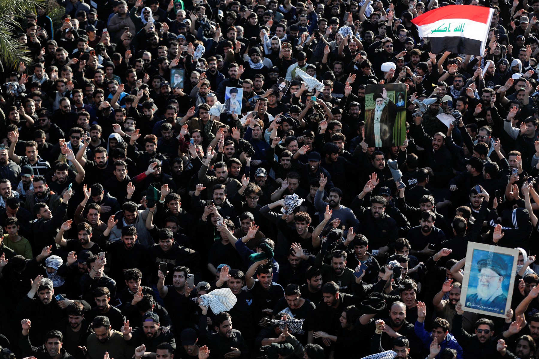 متظاهرون في العراق. (أ ف ب)