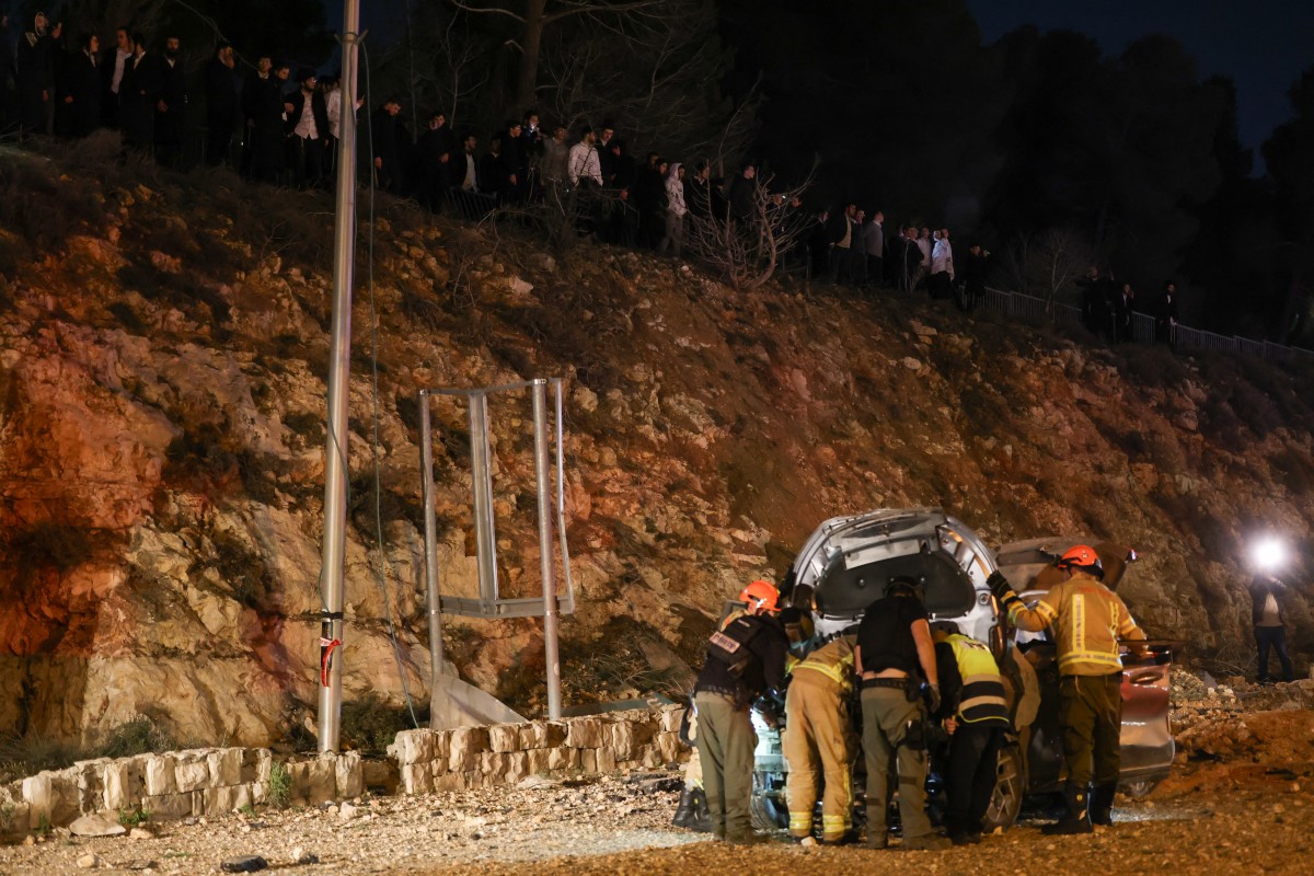 سقوط صاروخ على طريق في القدس. (أ ف ب)