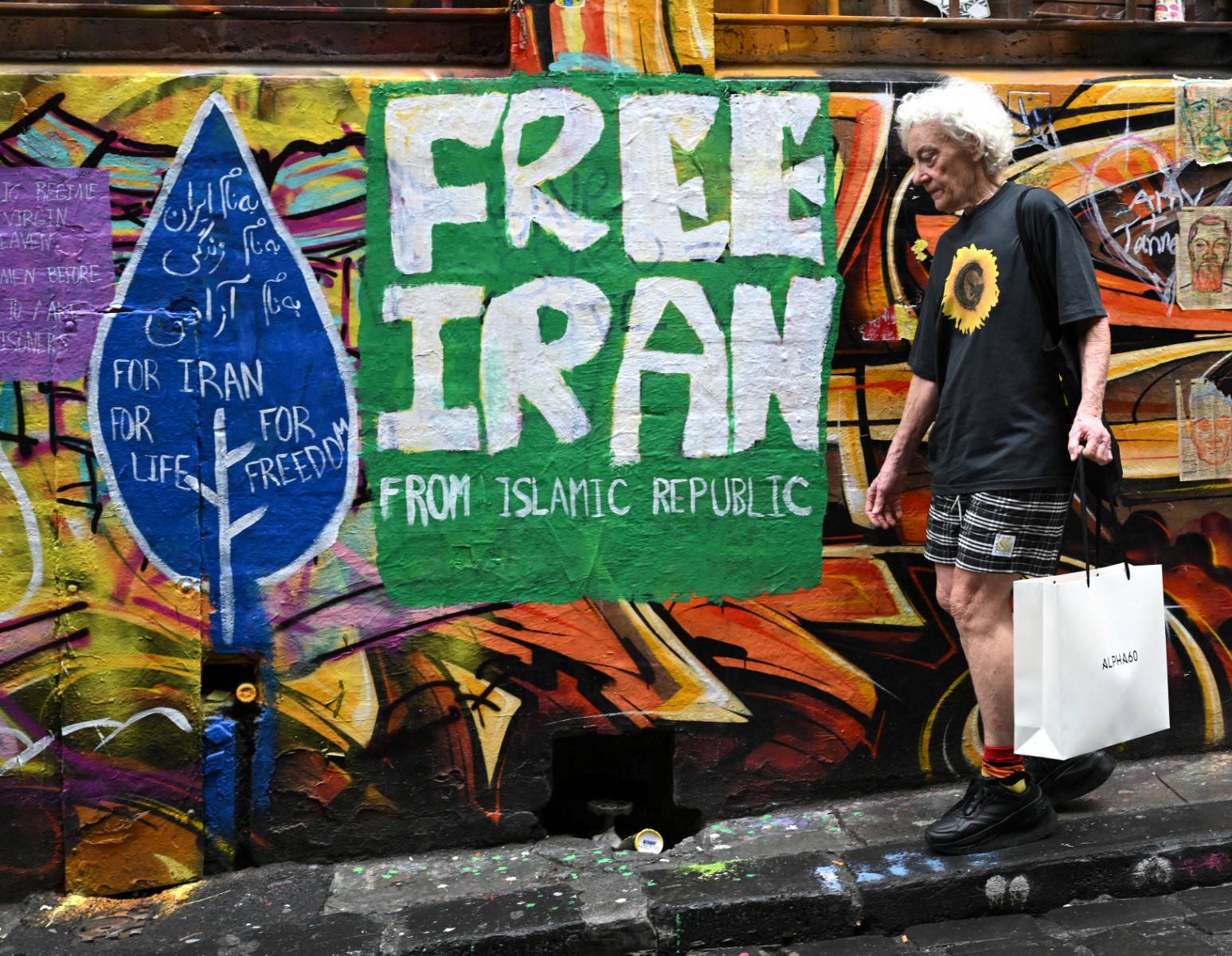 جدارية في استراليا تدعو لتحرير إيران من نظام الجمهورية الإسلامية. (أ ف ب)