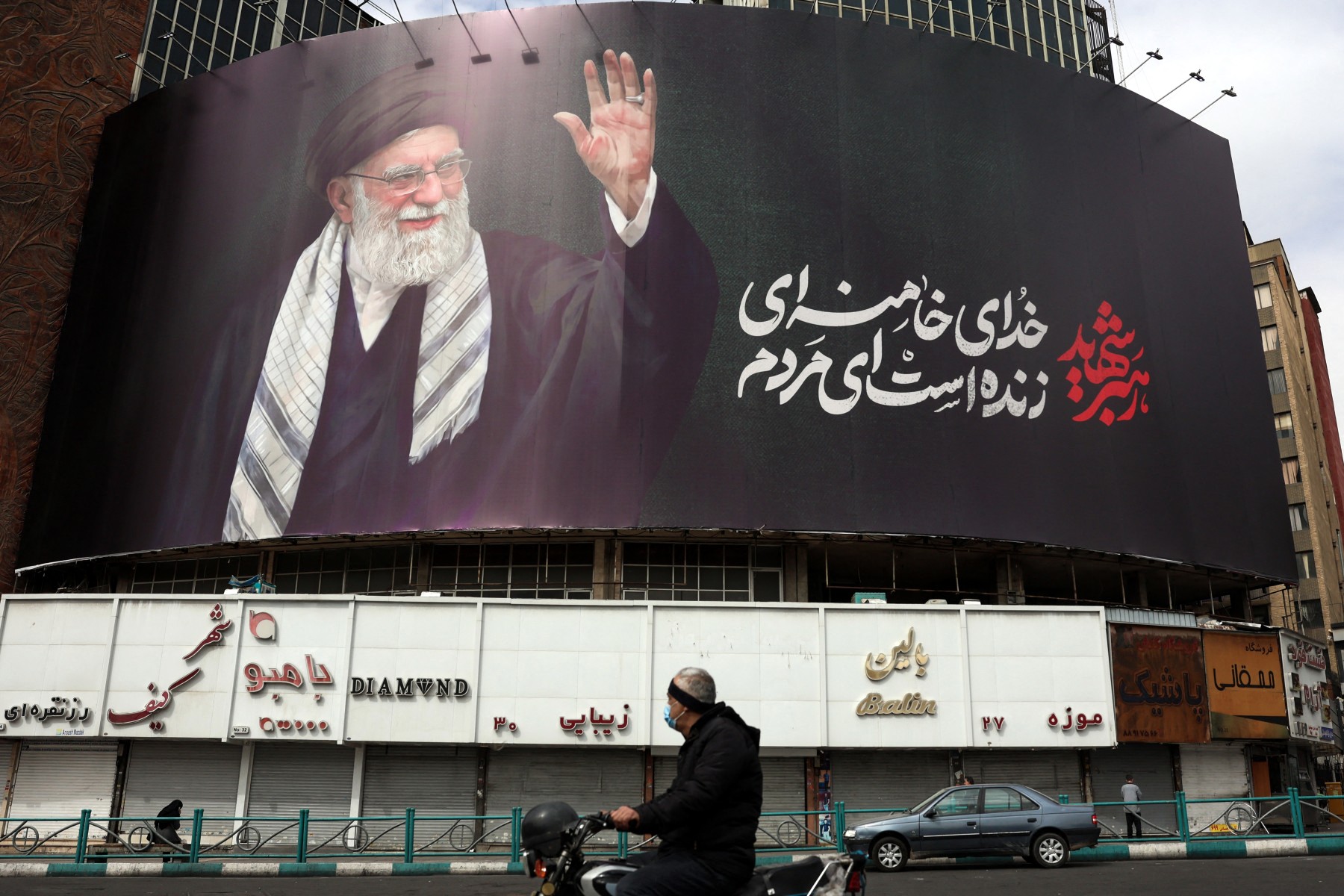 صورة للمرشد الأعلى الإيراني علي خامنئي في طهران. (أ ف ب)