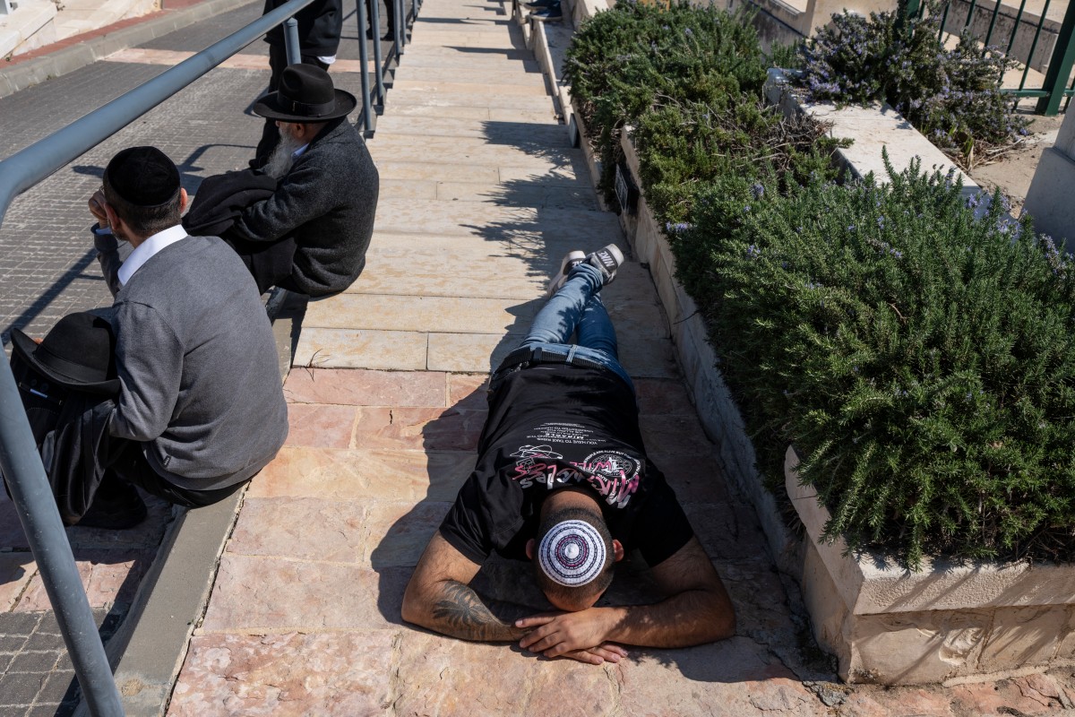 إسرائيليون يحتمون من شظايا الصواريخ (أ ف ب)