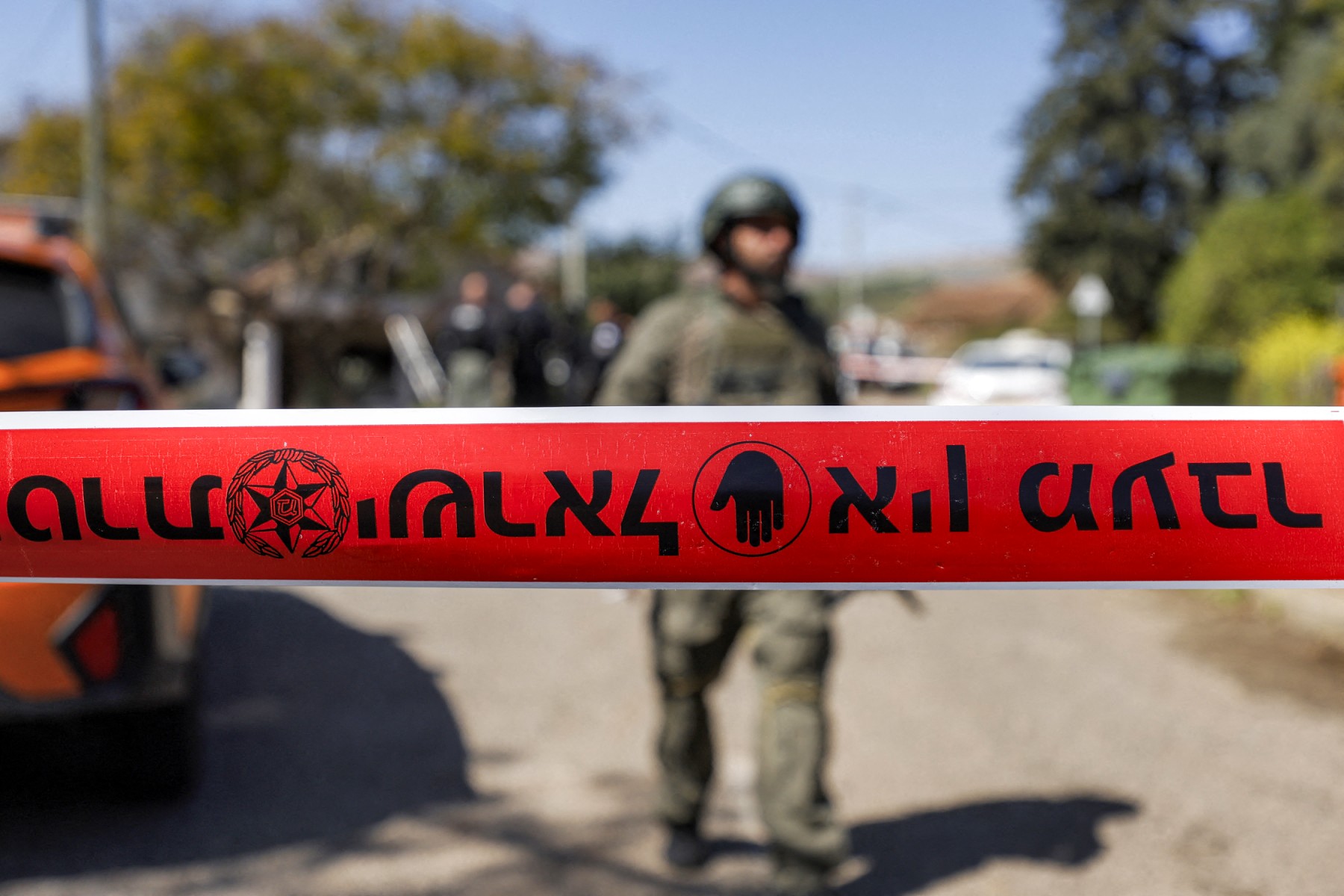 جندي إسرائيلي في مكان سقوط قذيفة لحزب الله في مستوطنة كفار يوفال. (أ ف ب)