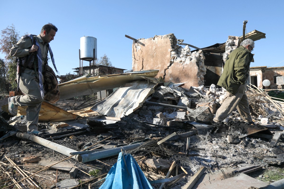 يتفقد أحد أعضاء قوات البيشمركة الكردية الإيرانية التابعة للحزب الديمقراطي الكردستاني الإيراني الأضرار التي لحقت بمعسكر آزادي التابع للحزب الديمقراطي الكردستاني الإيراني في أعقاب هجوم إيراني عبر الحدود. (أ ف ب)