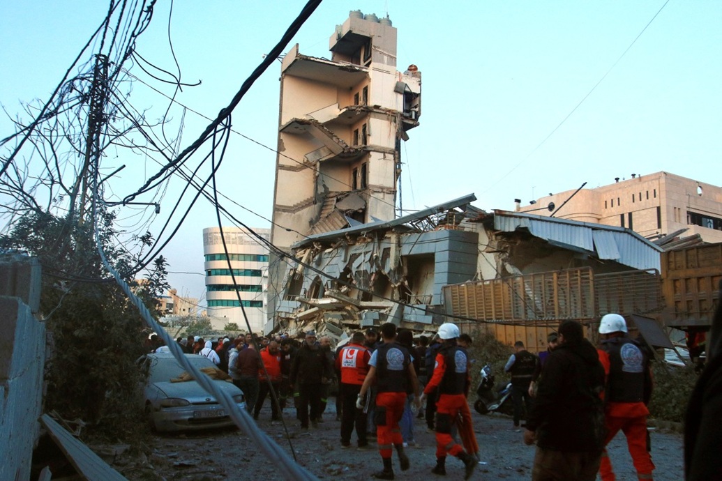 رجال الإنقاذ يتجمعون في موقع غارة جوية إسرائيلية استهدفت مكاتب الجماعة الإسلامية في مدينة صيدا الساحلية جنوب لبنان (أ ف ب)