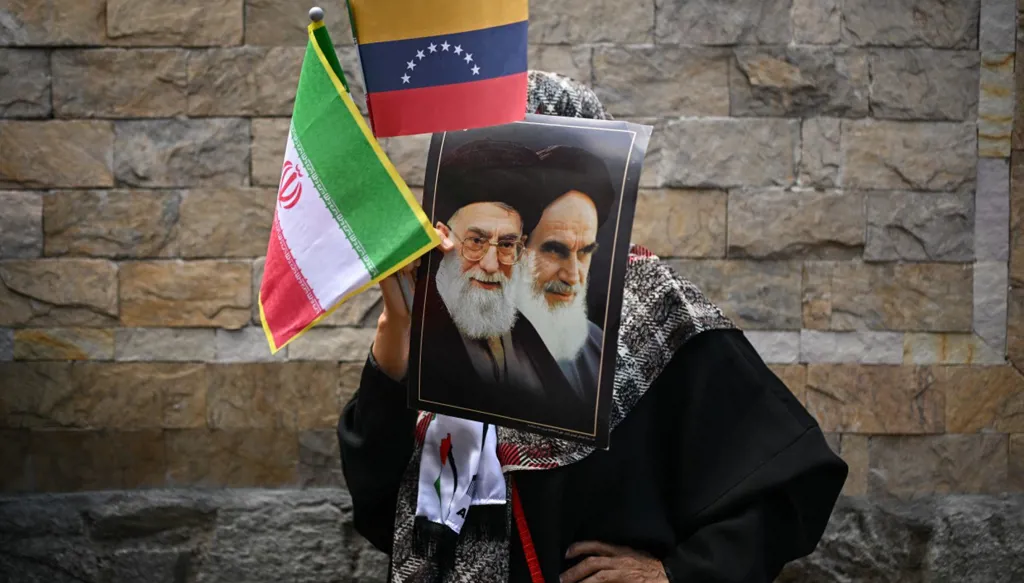 الجزائر واغتيال المرشد الإيراني... إرتباك في الحسابات وتحوّل في الخطاب