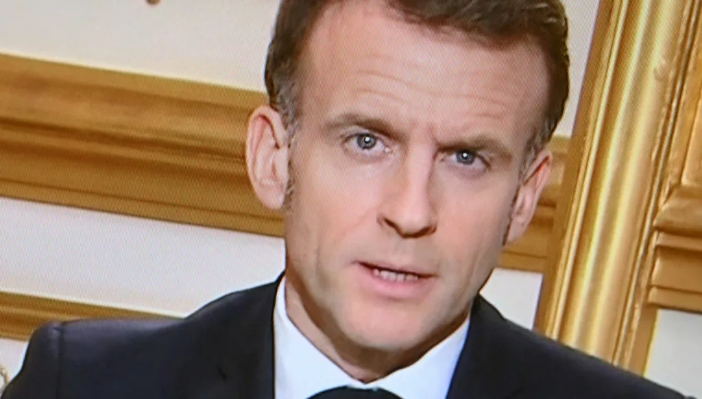 ماكرون: سننشر حاملتي مروحيات وفرقاطات في الشرق الأوسط لحماية رعايانا