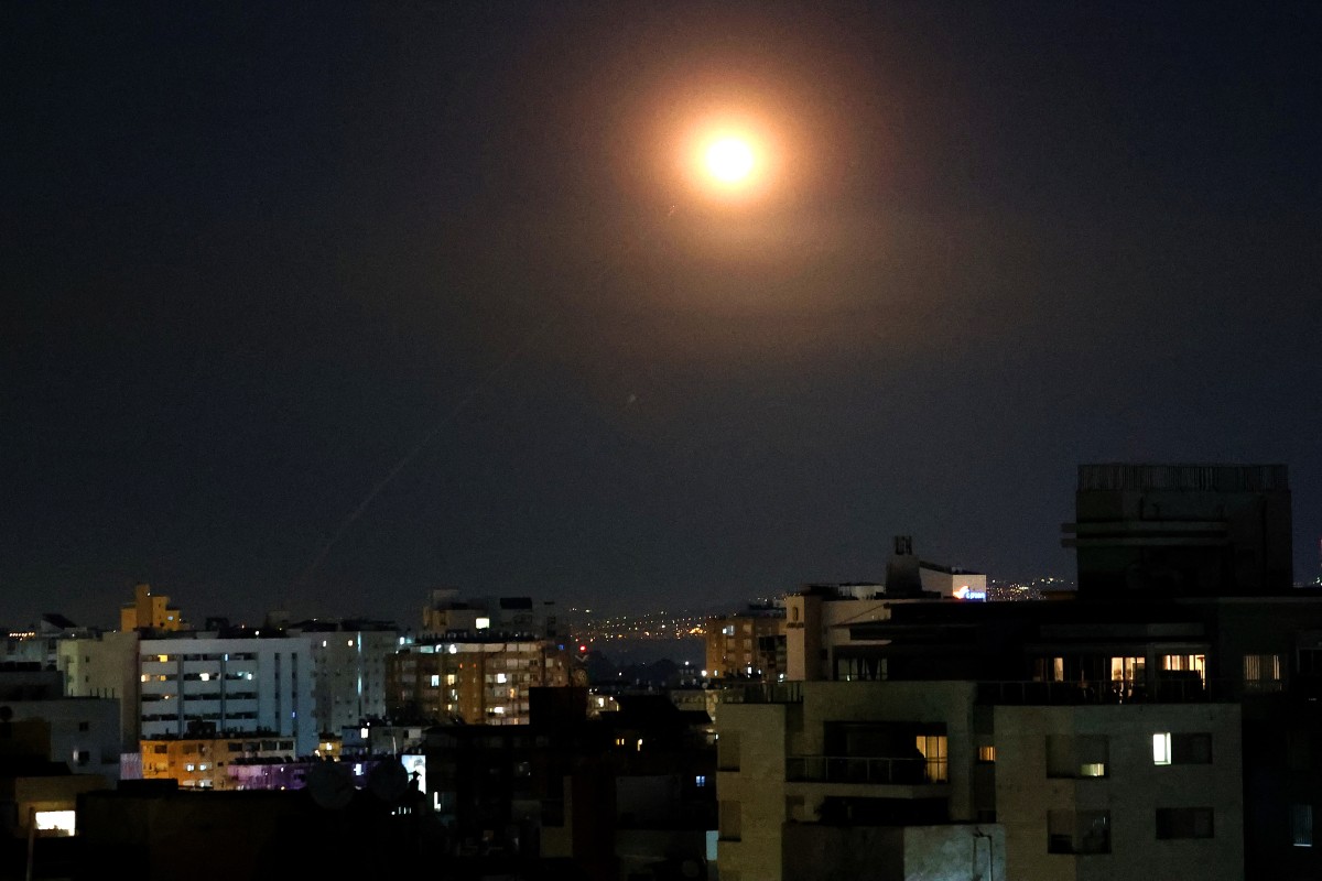 آثار الصواريخ في سماء نتانيا وسط وابل جديد من الهجمات الصاروخية الإيرانية. (أ ف ب)