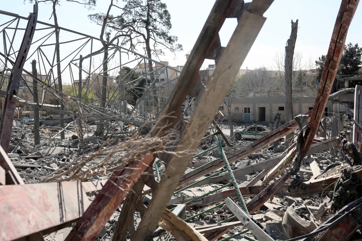 دمار إثر هجوم على مركز للشرطة في طهران. (أ ف ب)