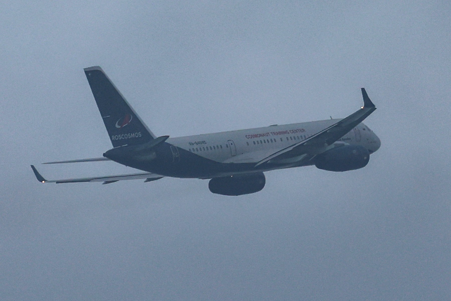 طائرة تُحلّق في أجواء الفجيرة بالإمارات (أ ف ب).